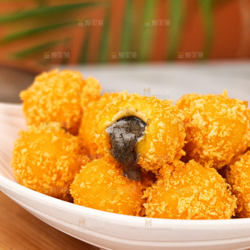 浅底上的炸汤圆