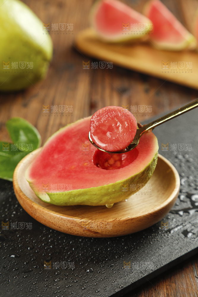 木底上的红心芭乐