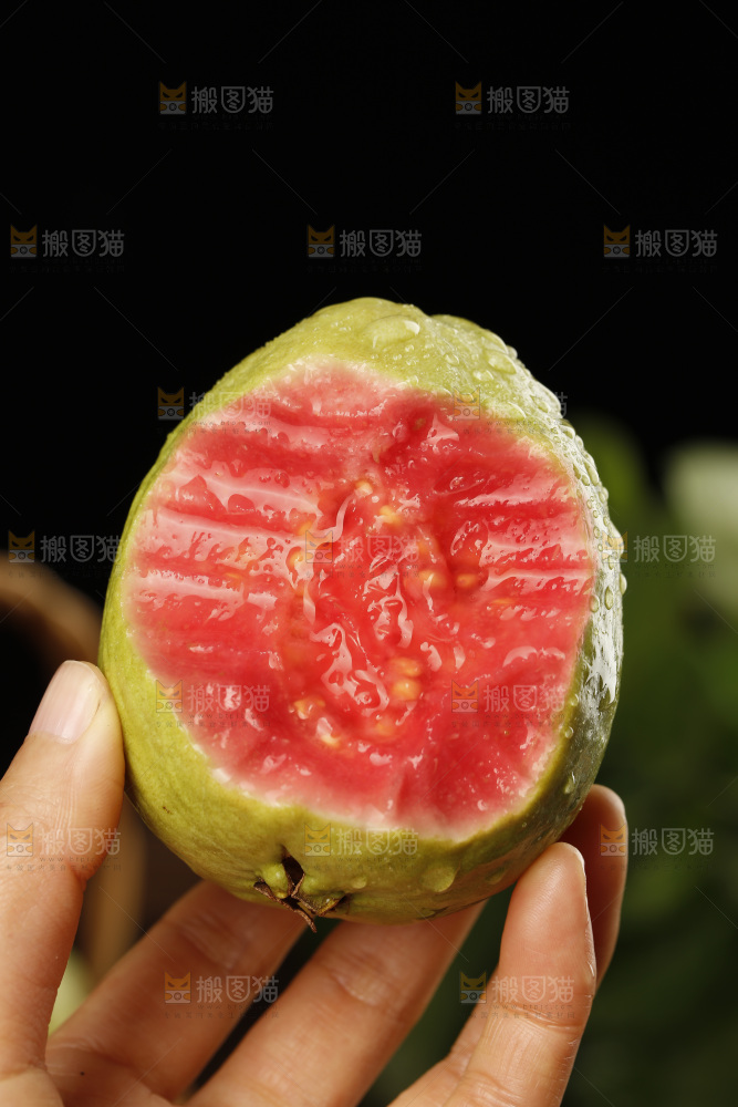 手里拿着红心芭乐
