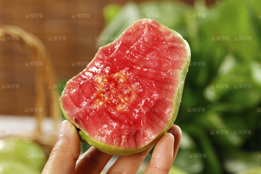 手里拿着红心芭乐