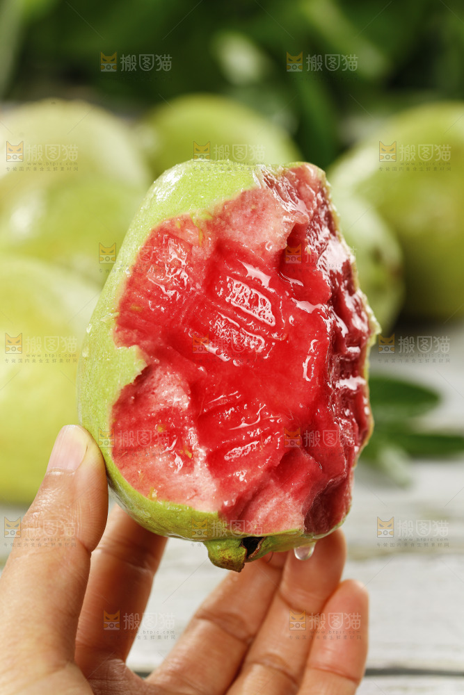 手里拿着红心芭乐