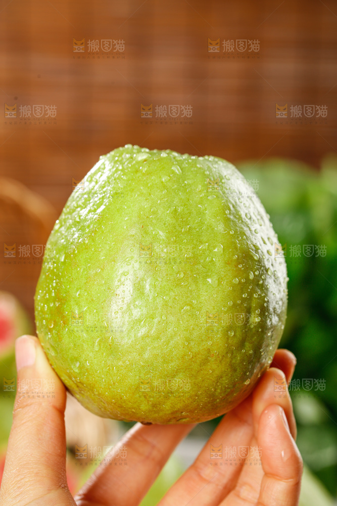 手里拿着红心芭乐