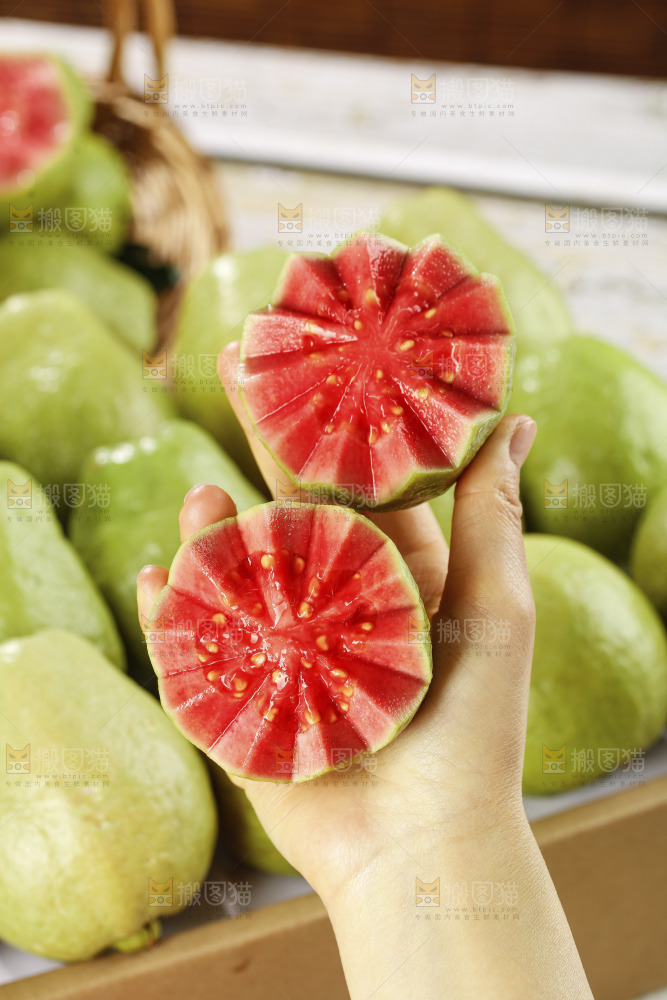 手里拿着红心芭乐