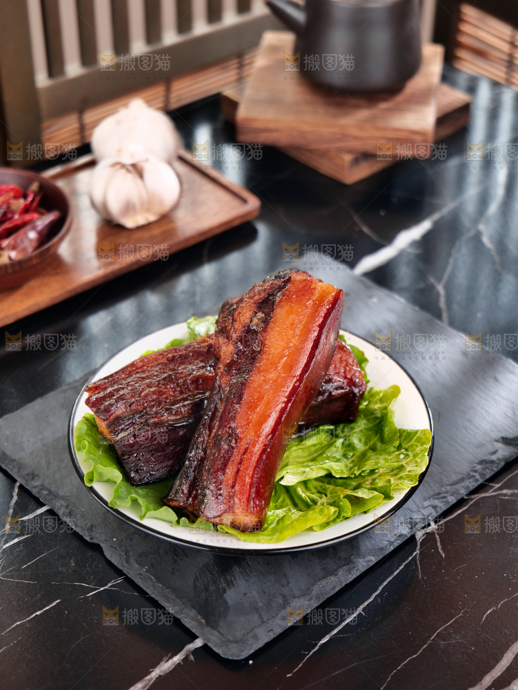 深底上的烟熏腊肉