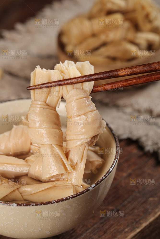 深底上的豆结
