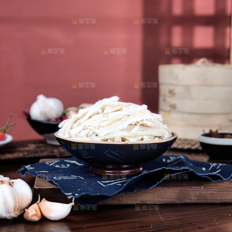 深底上的腌渍笋