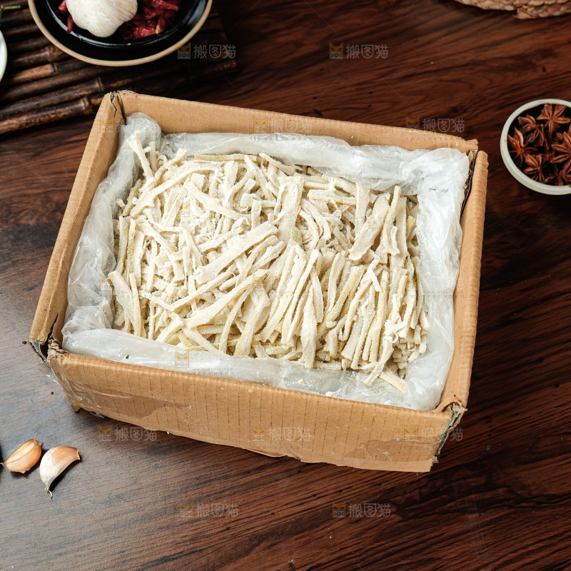 深底上的腌渍笋