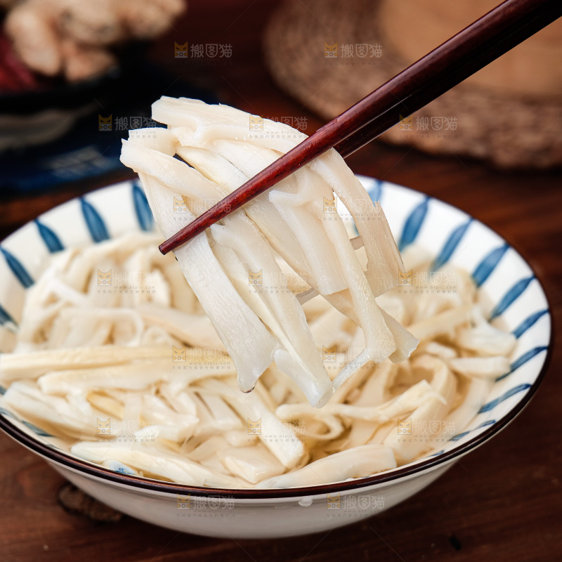深底上的腌渍笋