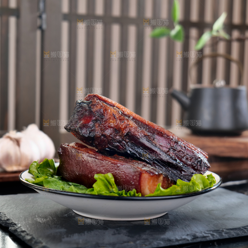 深底上的烟熏腊肉