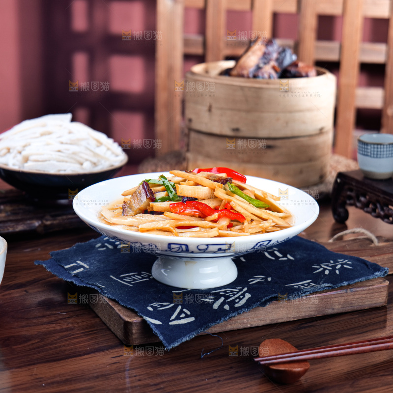 盘子里的笋炒腊肉