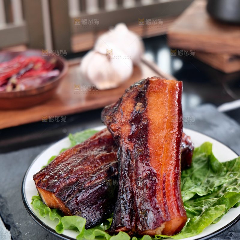 深底上的烟熏腊肉