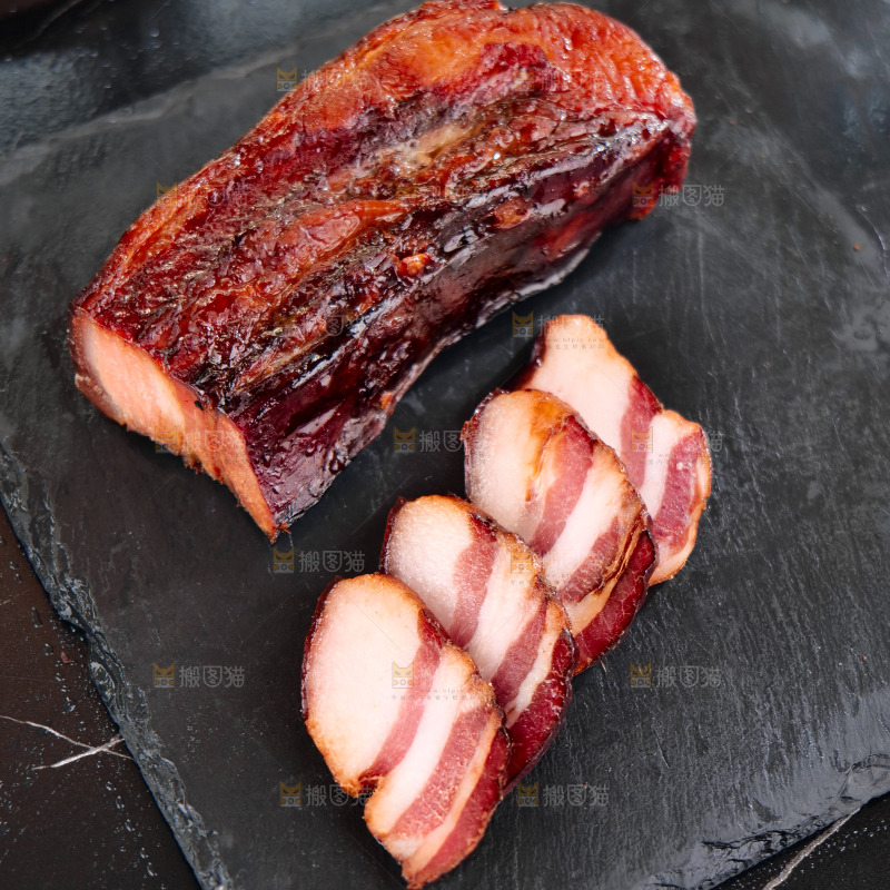 深底上的烟熏腊肉