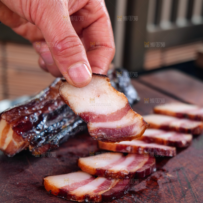 深底上的烟熏腊肉