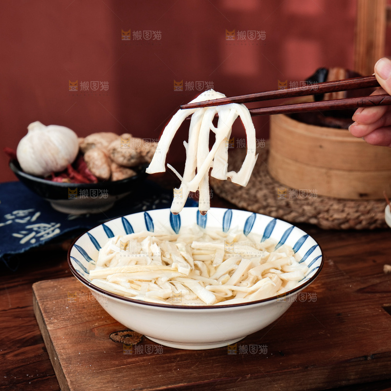深底上的腌渍笋
