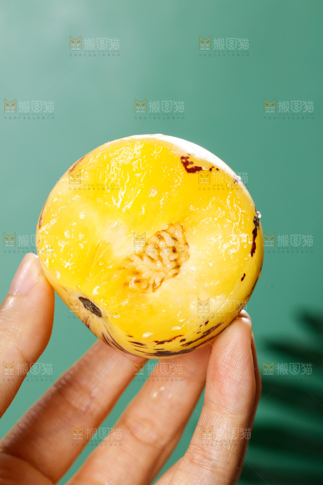 手里拿着石林人参果