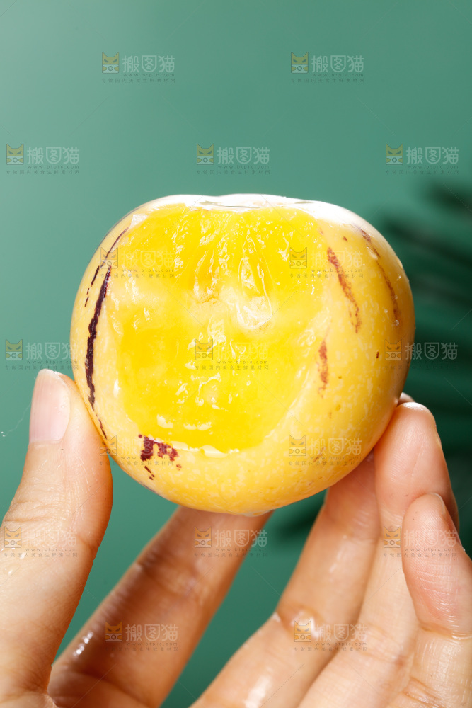 手里拿着石林人参果
