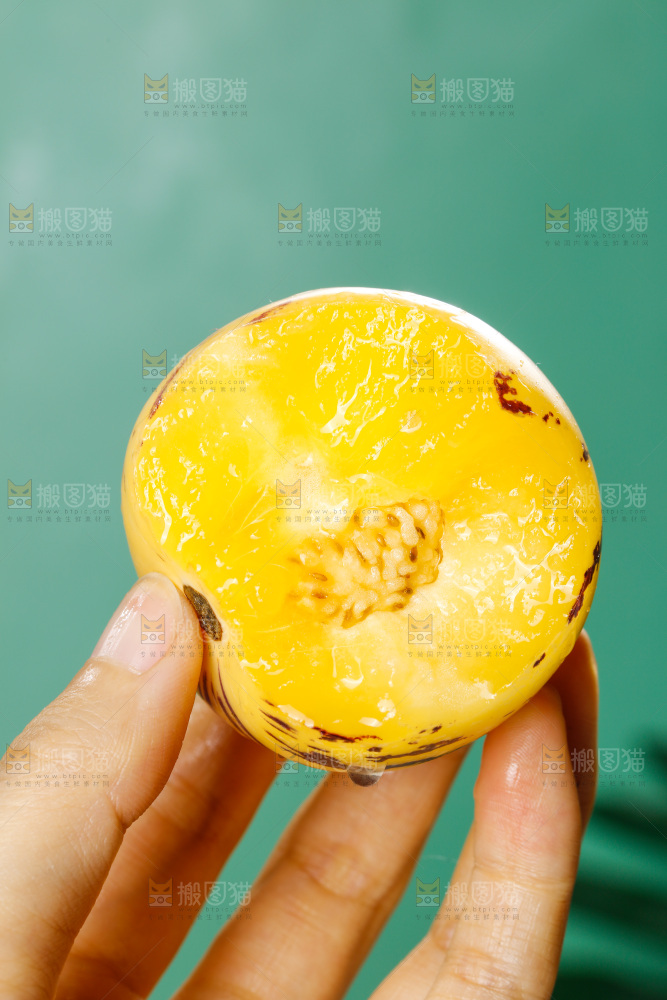 手里拿着石林人参果
