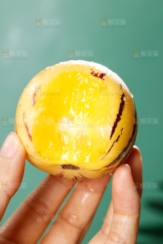手里拿着石林人参果