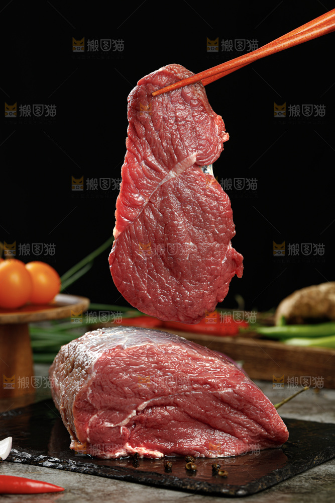 深底上的新鲜牛肉