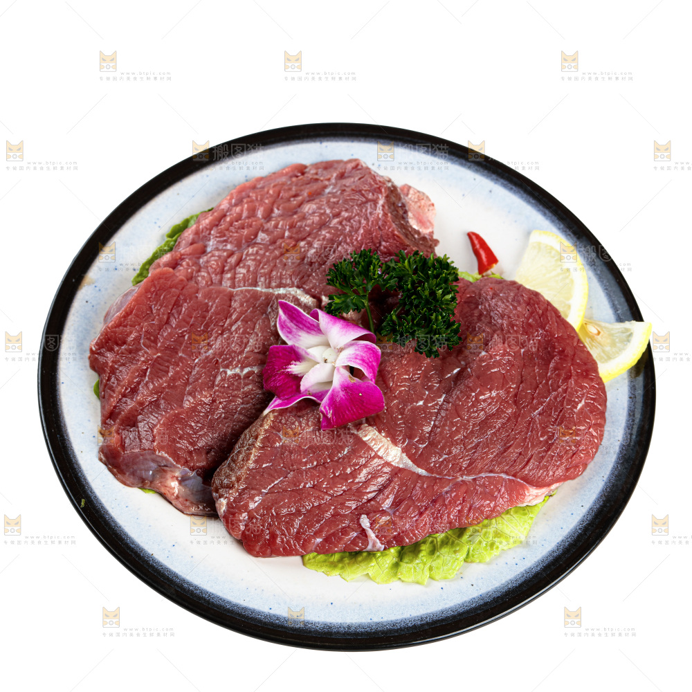 白底上的新鲜牛肉