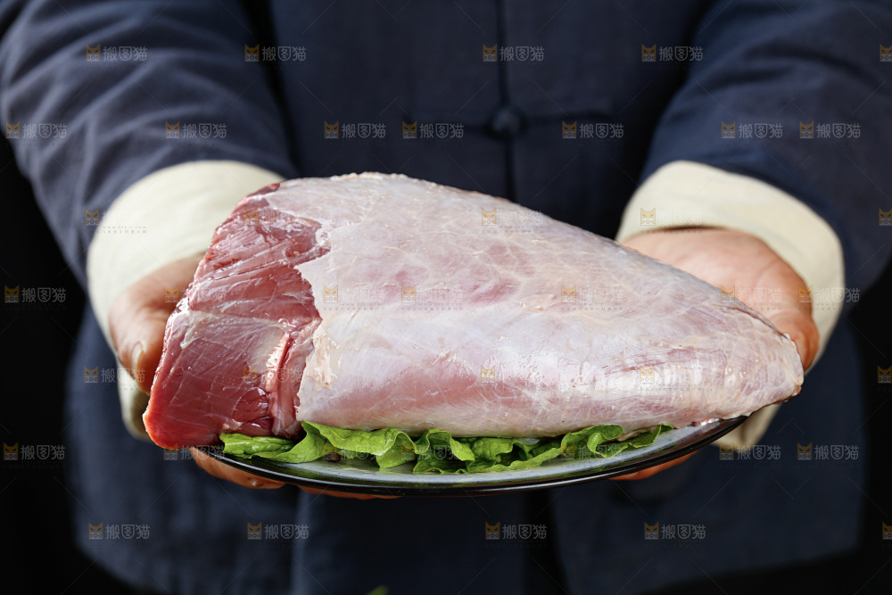 深底上的新鲜牛肉