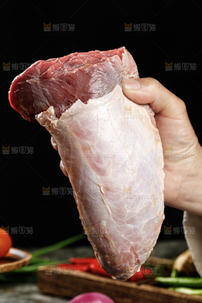 深底上的新鲜牛肉