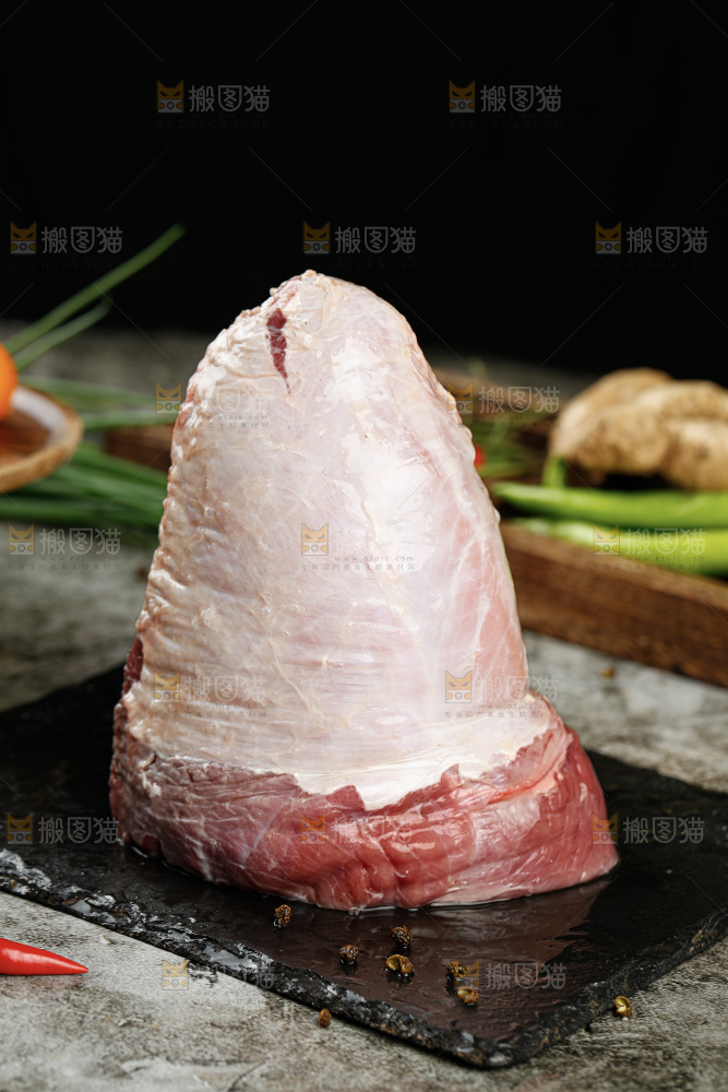 深底上的新鲜牛肉