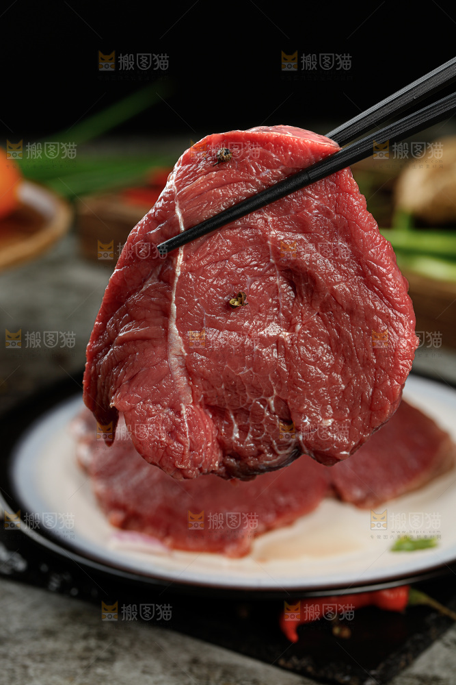 深底上的新鲜牛肉