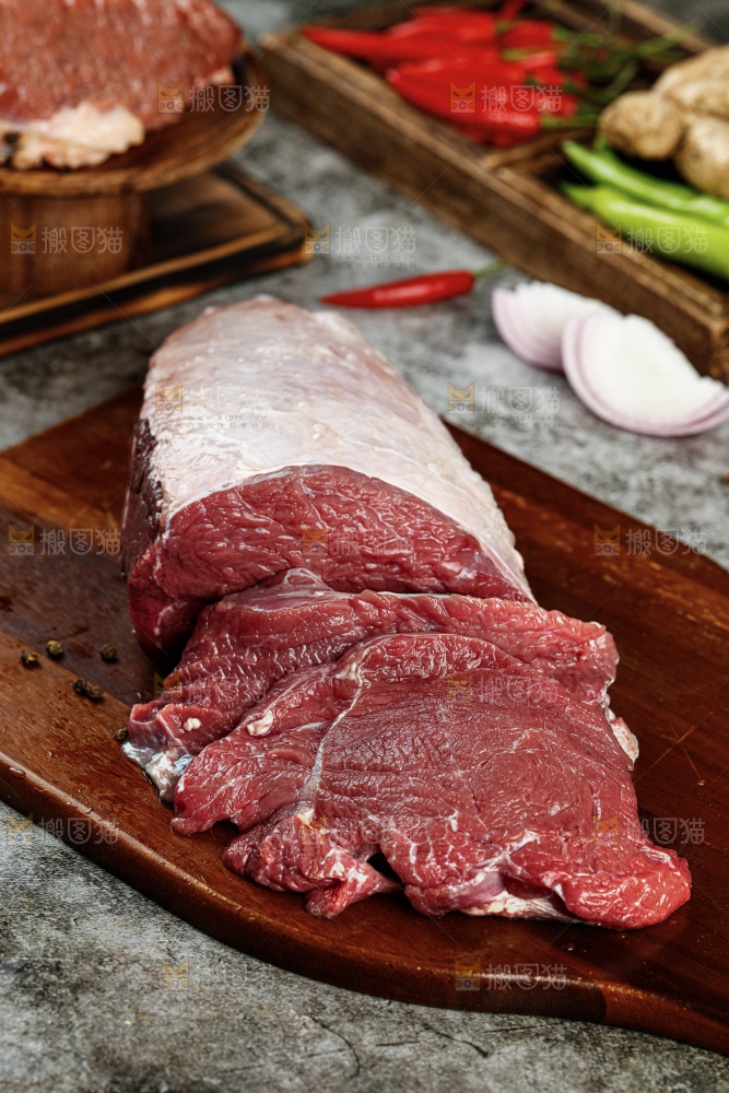 深底上的新鲜牛肉