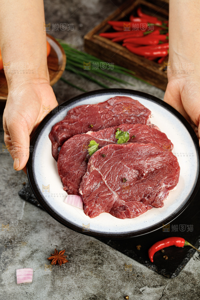 深底上的新鲜牛肉