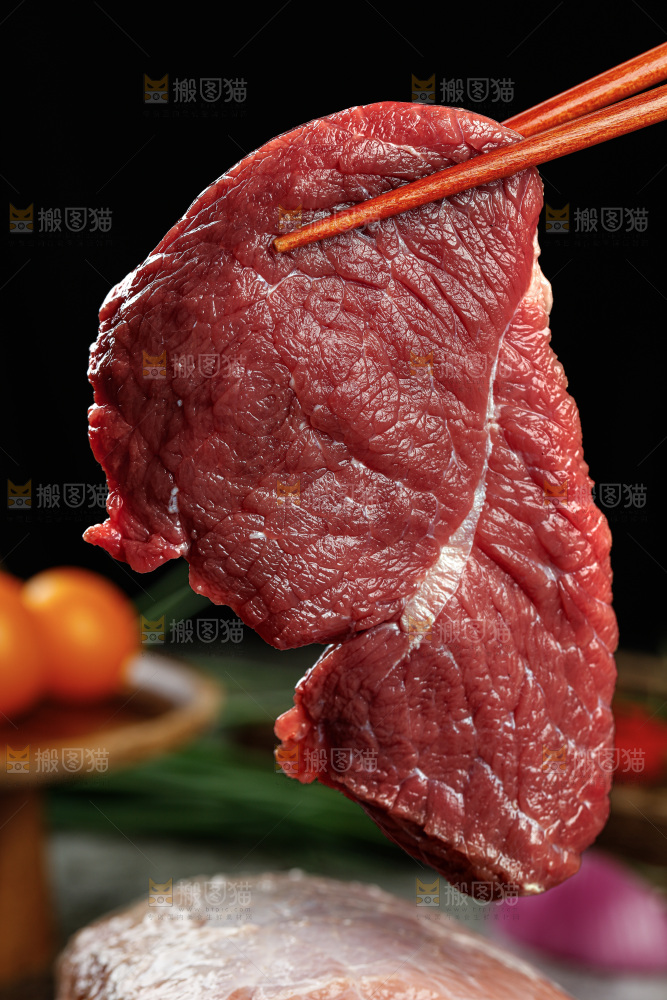 深底上的新鲜牛肉