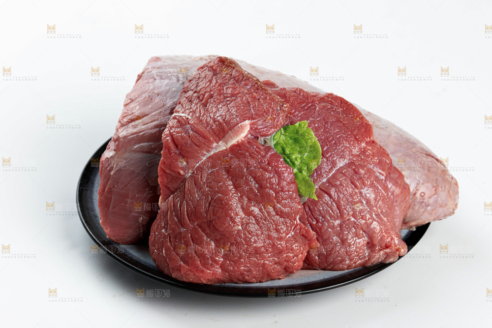 白底上的新鲜牛肉