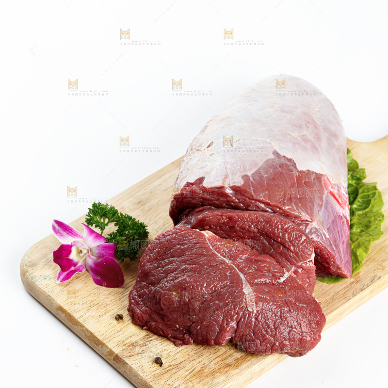 白底上的新鲜牛肉