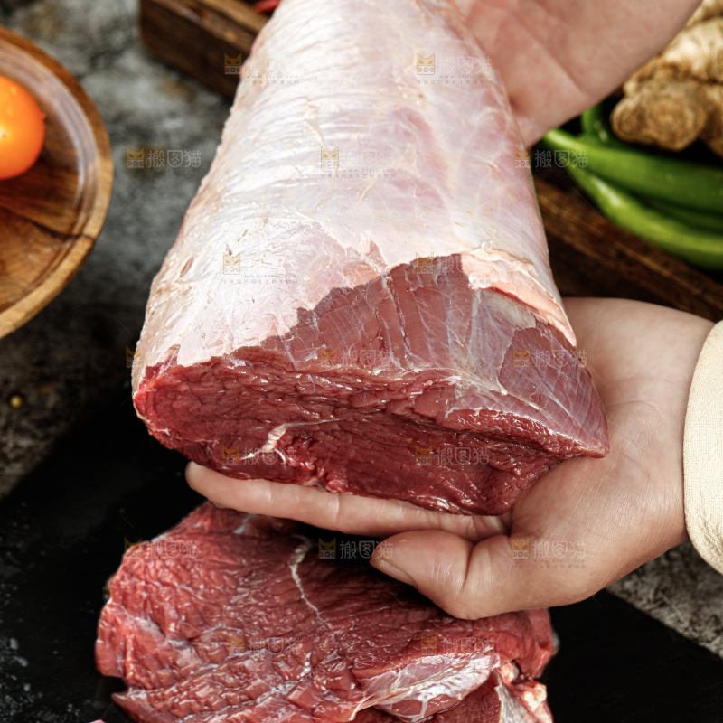 深底上的新鲜牛肉