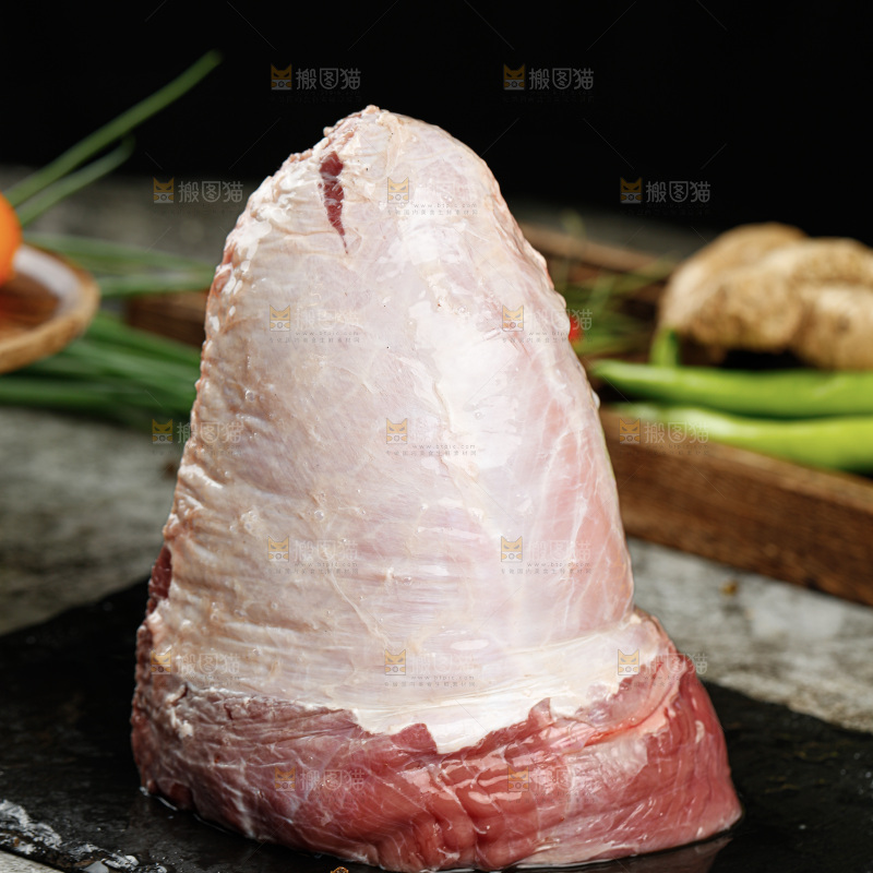 深底上的新鲜牛肉