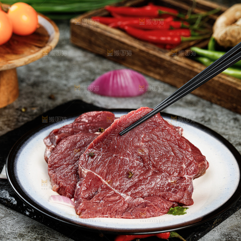 深底上的新鲜牛肉