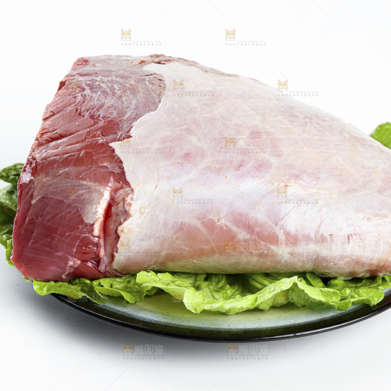 白底上的新鲜牛肉