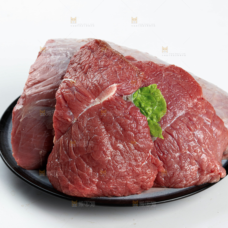 白底上的新鲜牛肉
